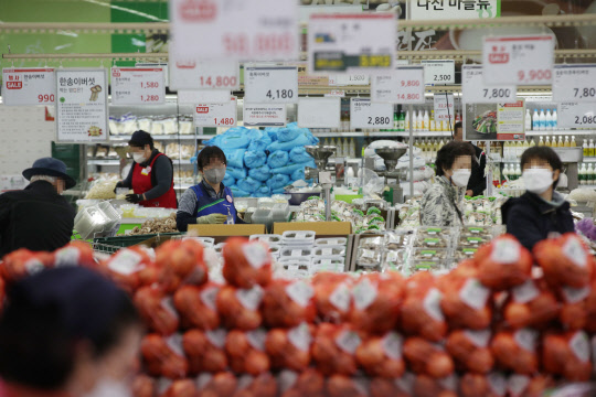2일 서울의 한 대형마트에서 시민들이 장을 보고 있다. 국제유가 상승으로 석유류 가격이 크게 오른 가운데 달걀·돼지고기 등 축산물도 상승했다. 여기에 지난해 10월 통신비 지원 정책에 따른 기저효과까지 맞물리면서 근 10년 만에 물가 상승률이 3%대로 치솟았다. <연합뉴스>
